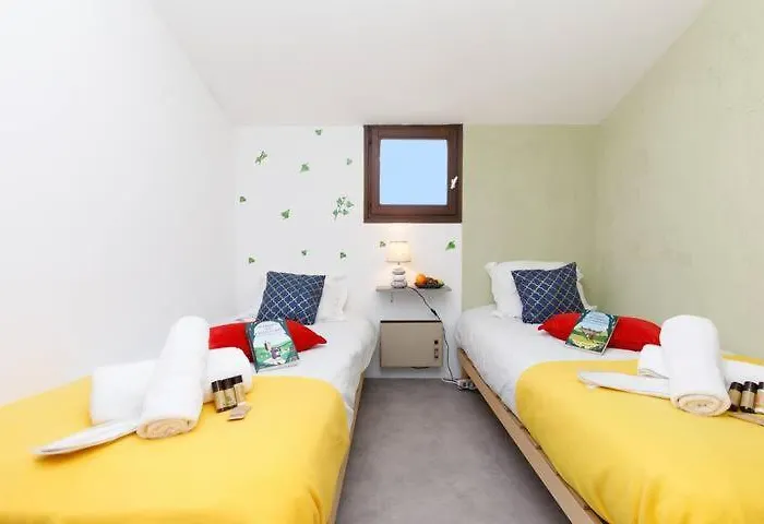 Charles Yourhosthelper