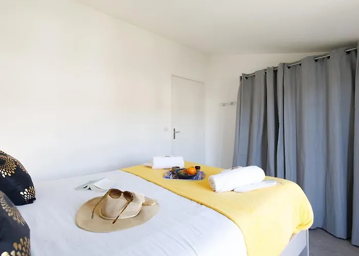 Charles Yourhosthelper Apartamento